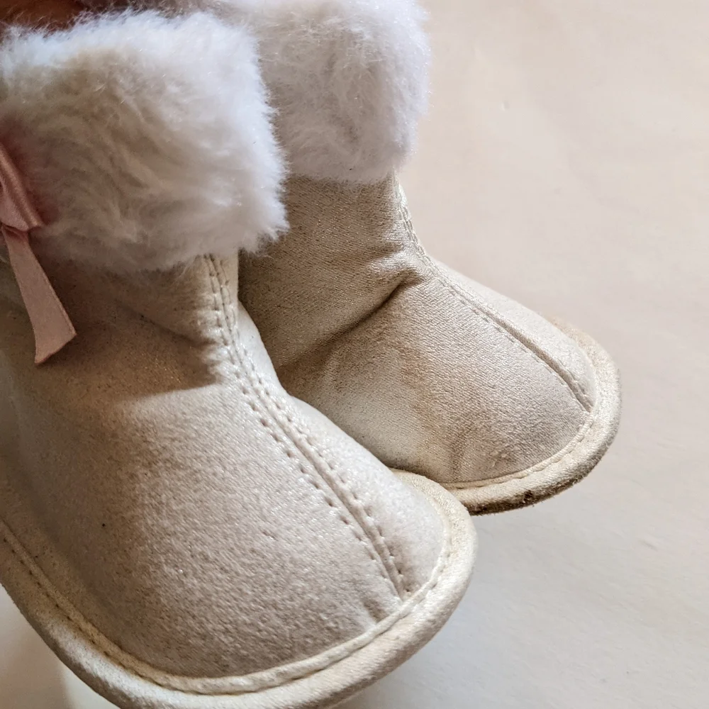 CARTER'S baby girl white faux fur lined boots size 3-6 months